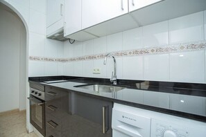 Frigorífico, microondas, horno y placa de cocina