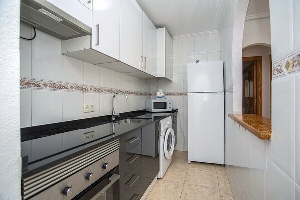 Frigorífico, microondas, horno y placa de cocina