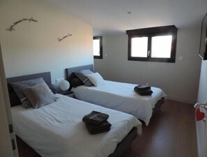 2 slaapkamers, een strijkplank/strijkijzer, gratis wifi, beddengoed