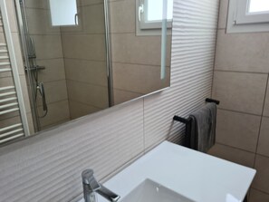 Douche, séchoir à cheveux, serviettes fournies