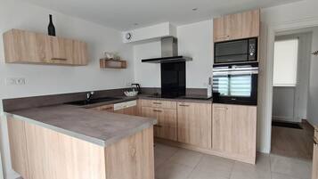 Een koelkast, een microgolfoven, een oven, een kookplaat