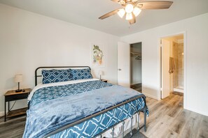 3 bedrooms, desk, iron/ironing board, Internet - Game Room & Patio: Family Home in The Colony! (The Colony)