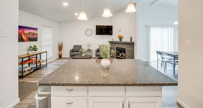 Game Room & Pool: Family Home in The Colony!