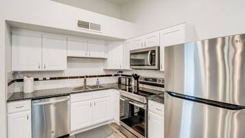 Fridge, microwave, stovetop, dishwasher