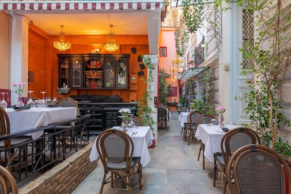 Outdoor dining - Executive Suite Aegeus by 2 Mazi Suites (Athina)