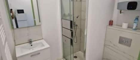 Serviettes fournies, papier de toilette