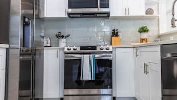 Refrigerador, microondas, horno y parrilla de estufa