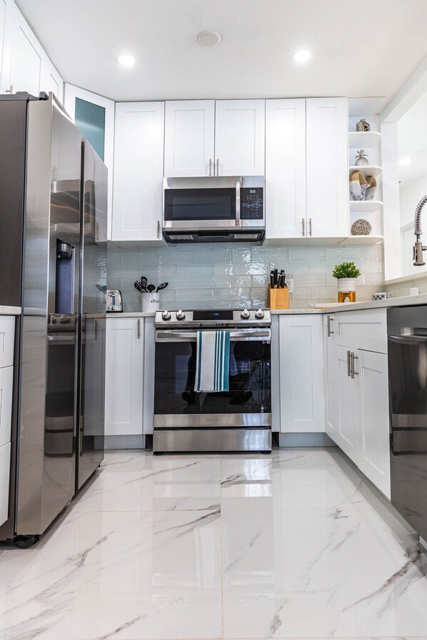 Frigorífico, microondas, horno y placa de cocina