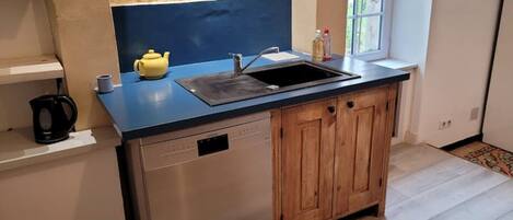 Réfrigérateur, micro-ondes, four, plaque de cuisson