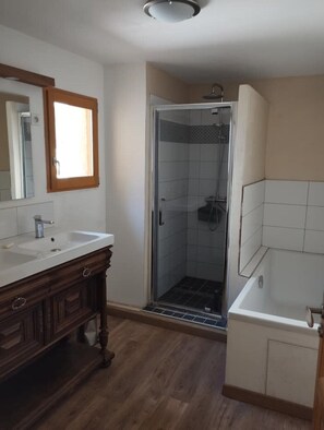 Dusche, Haartrockner, Handtücher, Seife