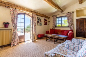 Tv, eldstad, dvd-spelare och en stereo