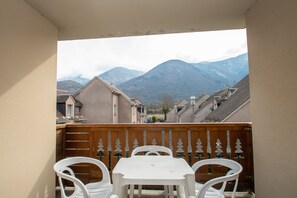 Outdoor dining - Balnearia - Appt avec piscine partagée (Bagnères-de-Luchon)