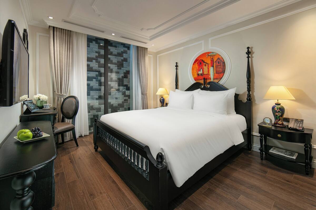 Premium bedding, pillowtop beds, minibar (some free items), in-room safe