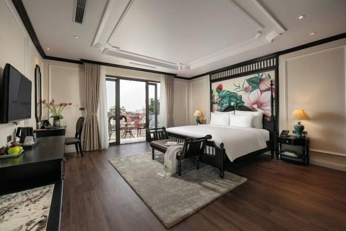 Premium bedding, pillowtop beds, minibar (some free items), in-room safe