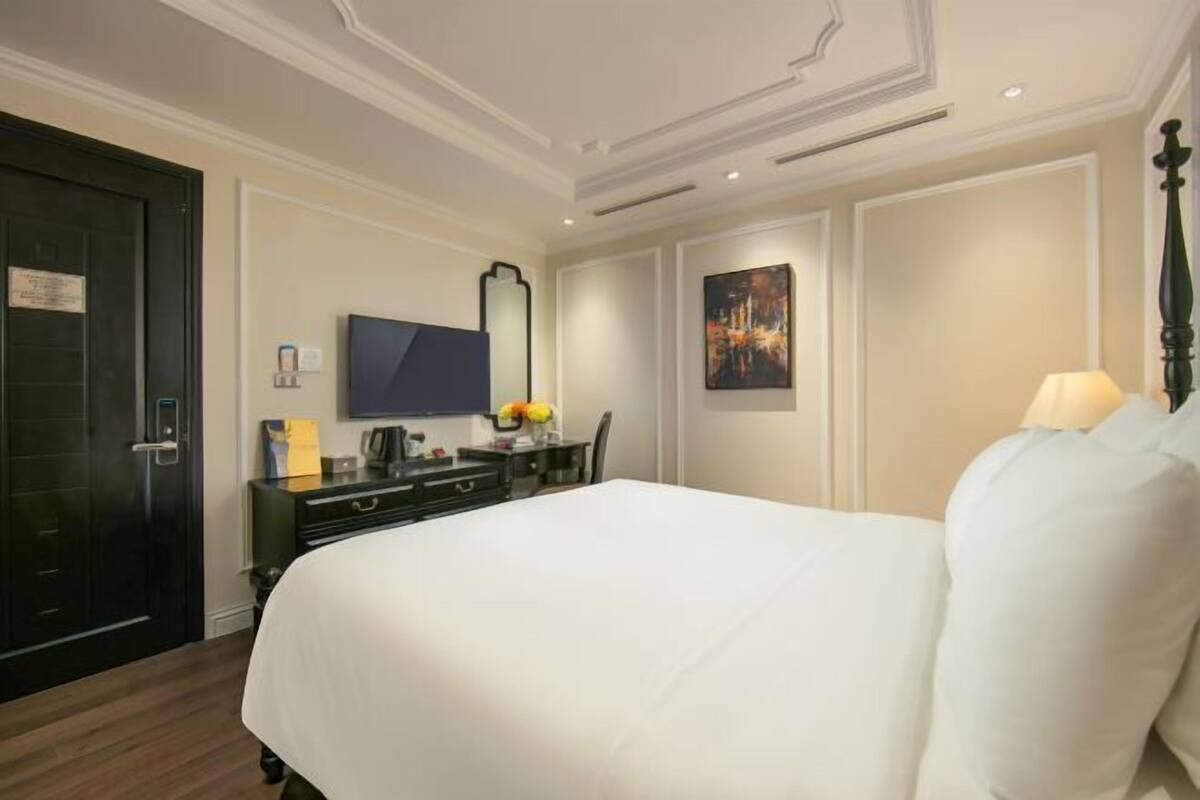 Premium bedding, pillowtop beds, minibar (some free items), in-room safe