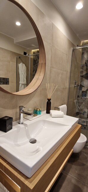 Habitación Deluxe | Baño | Ducha, cabezal de ducha tipo lluvia, secador de pelo y bidé
