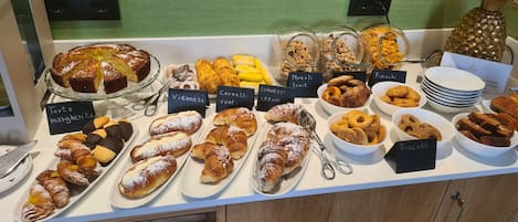 Free daily buffet breakfast