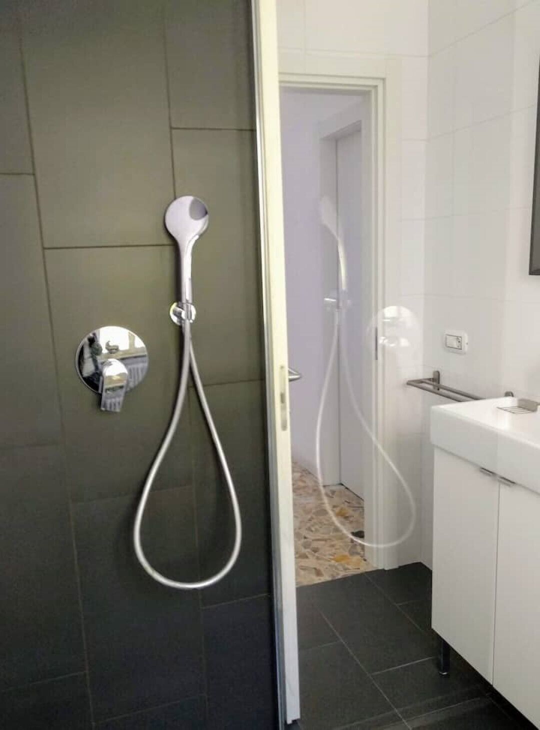 Une salle de bain avec une douche, des toilettes et un lavabo.