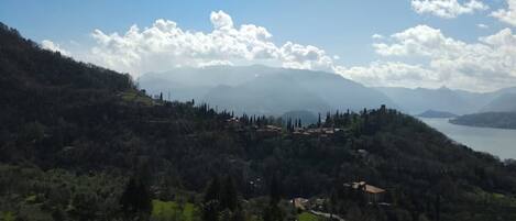 Un paisaje montañoso con un pueblo y un lago.