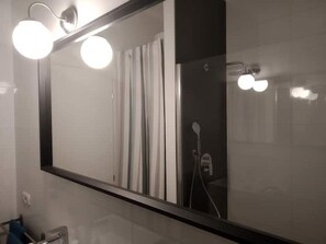 Shower, free toiletries, hair dryer, bidet - Renovated, amazing lake view (Perledo)