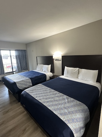 Double Room | Desk, free WiFi, bed sheets. Oakwood Inn