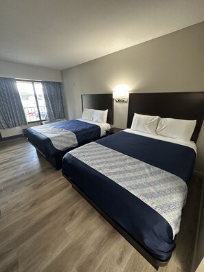Desk, free WiFi, bed sheets - Oakwood Inn (Oakdale)