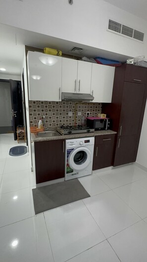 Fridge, microwave, oven, electric kettle - Zaveri’s Studio (Dubai)