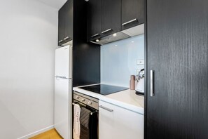 Køleskab, mikrobølgeovn, ovn, kogeplade