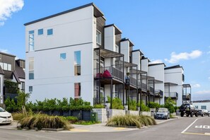 Exterior - 3 Bedroom Stunner in Hobsonville | WiFi | Netflix (Auckland West)