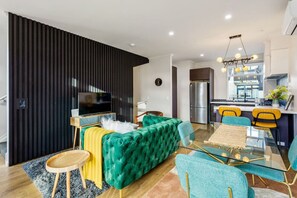 TV, Netflix, streaming services - 3 Bedroom Stunner in Hobsonville | WiFi | Netflix (Auckland West)