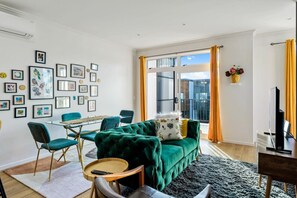 TV, Netflix, streaming services - 3 Bedroom Stunner in Hobsonville | WiFi | Netflix (Auckland West)