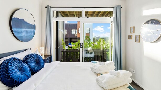 3 bedrooms, desk, iron/ironing board, WiFi (free)