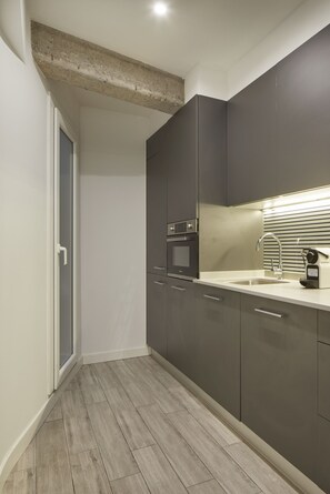 Kühlschrank, Mikrowelle, Ofen, Geschirrspüler