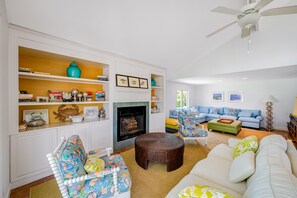 Televisión y chimenea 