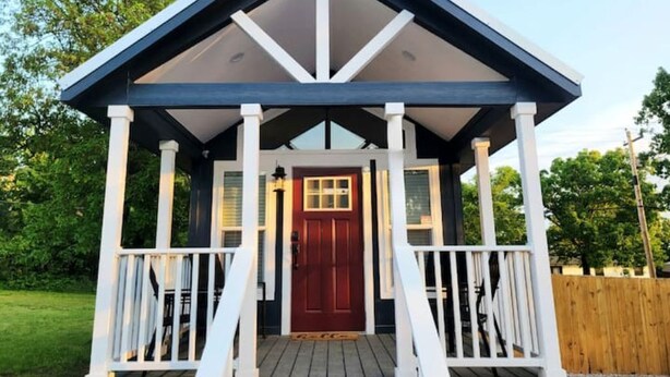 A house with a dark blue roof, white trim, and a red door. - Tiny Getaway at Ten Killer (Vian)