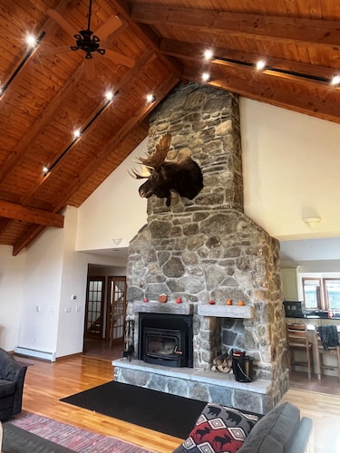 Luxury Home On Loon Spectacular Mtn Views, walk to ski lodge, Pool/Spa included