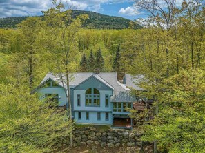 Exterior - Luxury Home On Loon Spectacular Mtn Views, walk to ski lodge, Pool/Spa included (Lincoln)