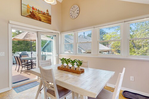 Bright home steps from private beach with kayaks, dock & Onset Bay view