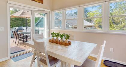 Bright home steps from private beach with kayaks, dock & Onset Bay view