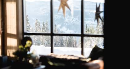 Modern ski-in/ski-out cabin in Norway – all included for your mountain getaway