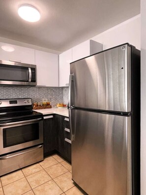 Refrigerador, microondas, horno y parrilla de estufa 