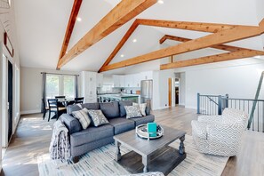 TV, caminetto, tavolo da ping pong, libri