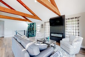 Televisión, chimenea, tenis de mesa y libros 