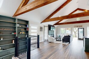 TV, caminetto, tavolo da ping pong, libri