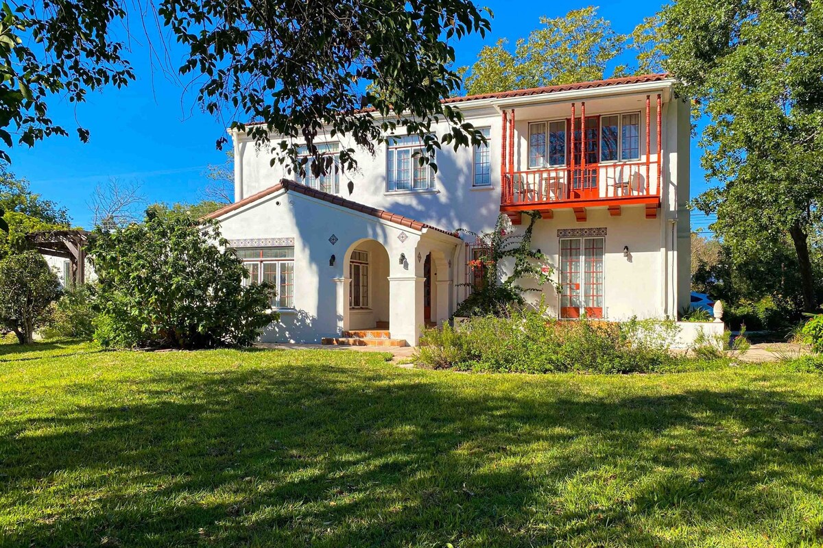 Historic charmer with a pool, gardens, gym, & game room- dogs ok