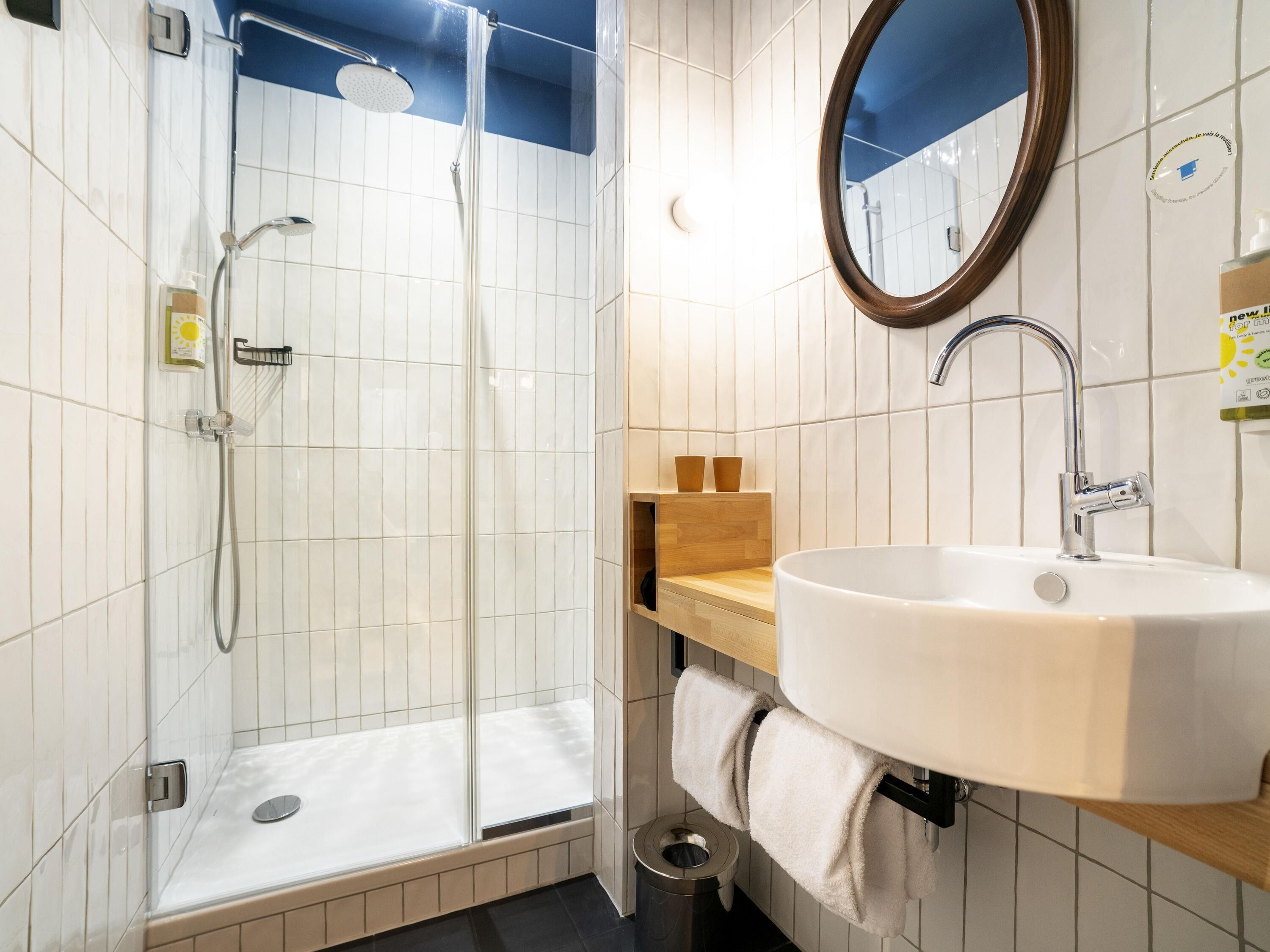 Bureau, espace de travail pour ordinateur portable, rideaux occultants