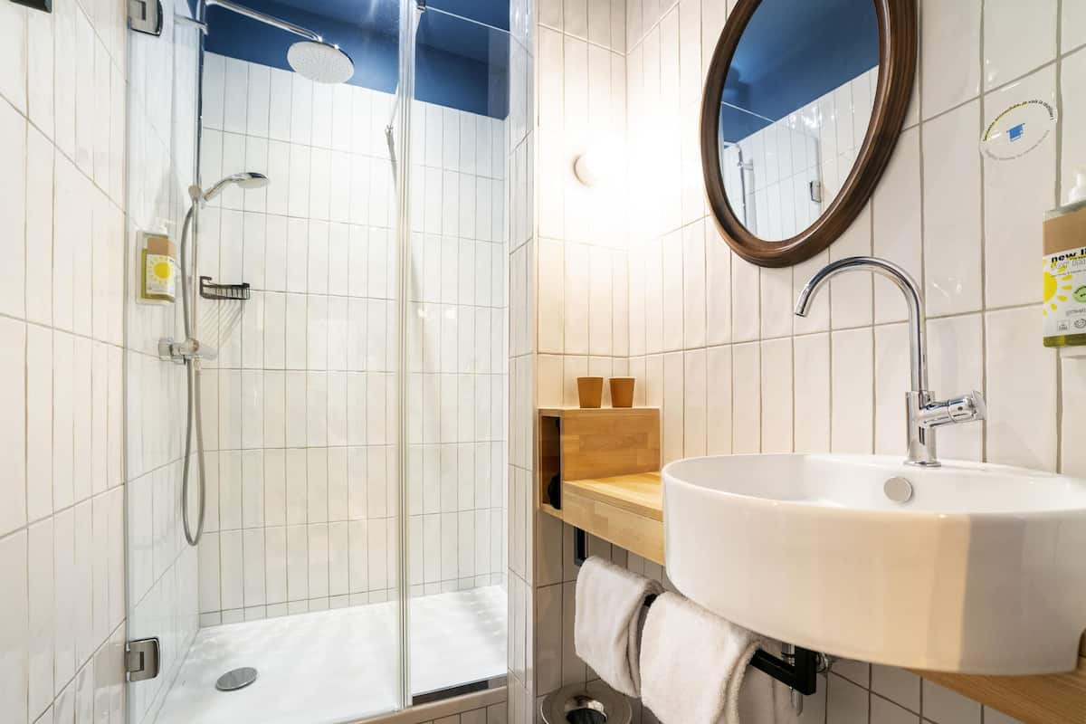 Bureau, espace de travail pour ordinateur portable, rideaux occultants