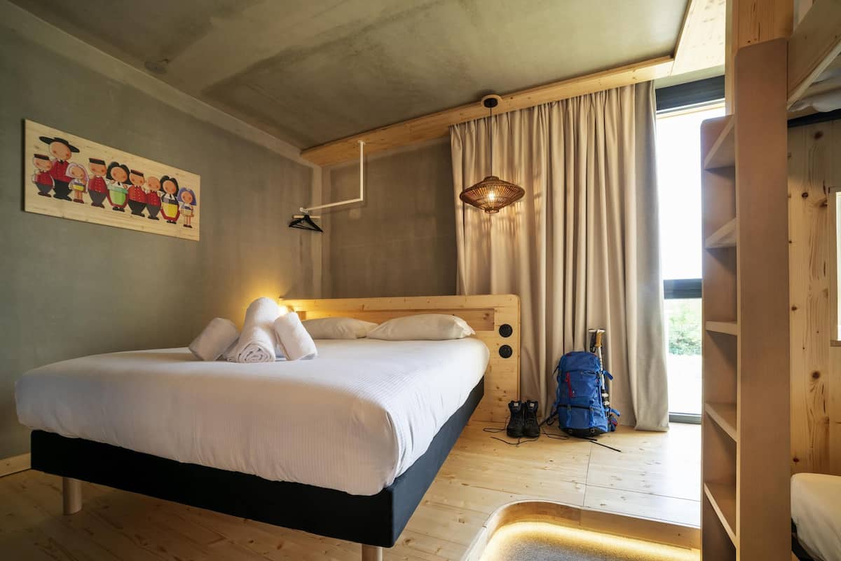 Family Room, Multiple Beds (Pop) | Desk, laptop workspace, blackout drapes, soundproofing