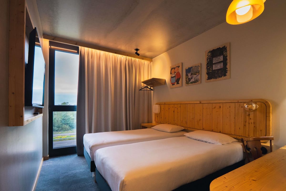 Room, 2 Twin Beds (Pop) | Desk, laptop workspace, blackout drapes, soundproofing