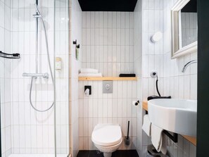 Kamer, 1 tweepersoonsbed (Pop) | Een bureau, een laptopwerkplek, verduisterende gordijnen